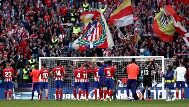 Los jugadores saludan a la afición del Atlético en un partido.