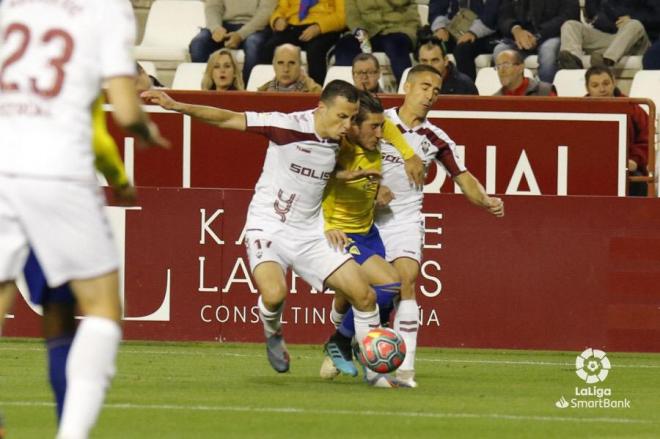 'Pacha' Espino y Karim Azamoum pugnan por un balón (Foto: LaLiga).