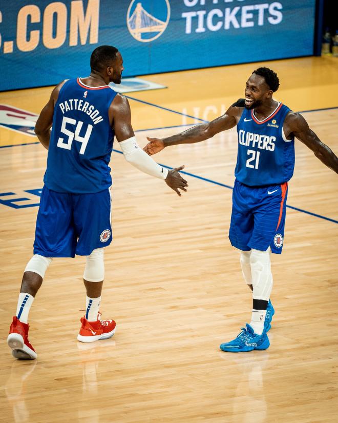 Patterson y Beverley celebran la victoria en el partido de la NBA contra los Warriors (Foto: @LAClippers).