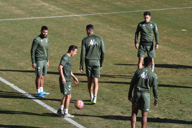 Fekir, en el entrenamiento de este viernes con el Betis. (Foto: Kiko Hurtado).