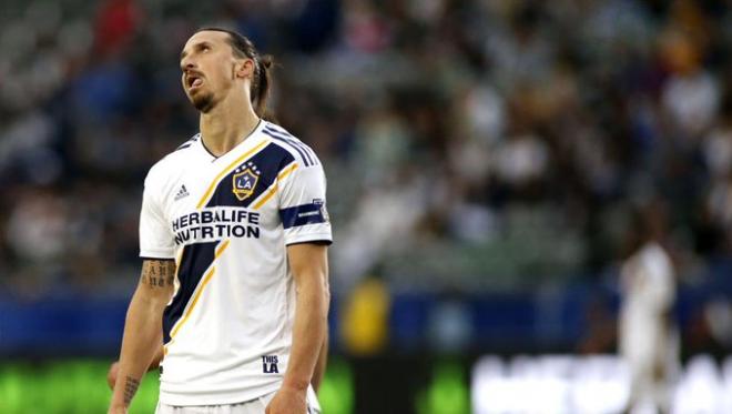 Zlatan Ibrahimovic se lamenta durante el partido con Los Ángeles Galaxy.