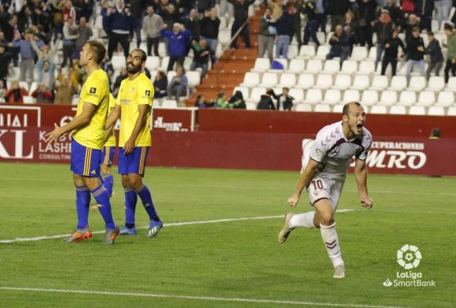 Zozulia celebra su gol en el Albacete-Cádiz (Foto: LaLiga).