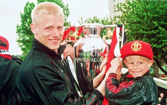 Peter Schmeichel y Kasper Schmeichel celebrando la Premier del 94'.