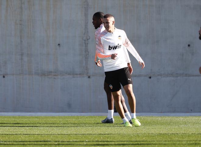 Rodrigo, en el entrenamiento del Valencia CF (Foto: David González)