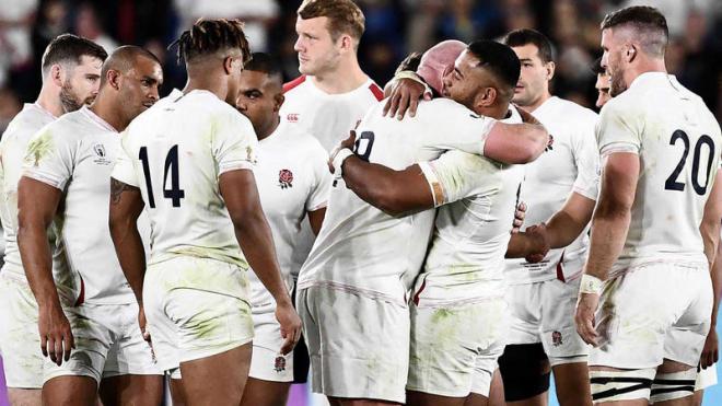 Los jugadores de Inglaterra celebran su victoria sobre Nueva Zelanda en el Mundial de Rugby de 2019.