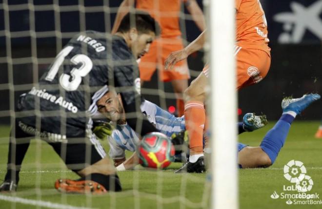 Nereo atrapa el balón en el Málaga - Oviedo.