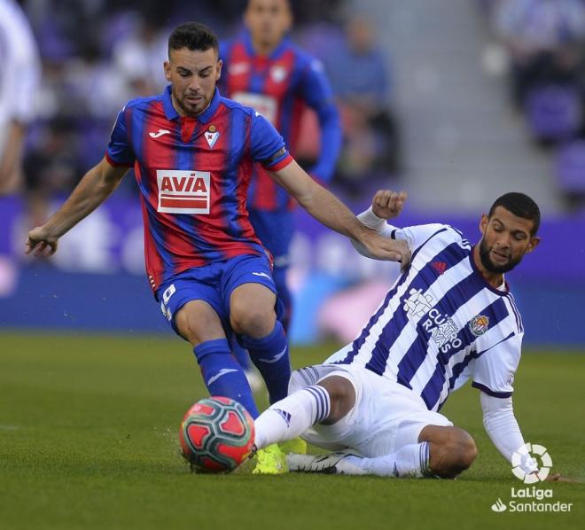 Joaquín corta un balón durante el Real Valladolid-Éibar (Foto: LaLiga).