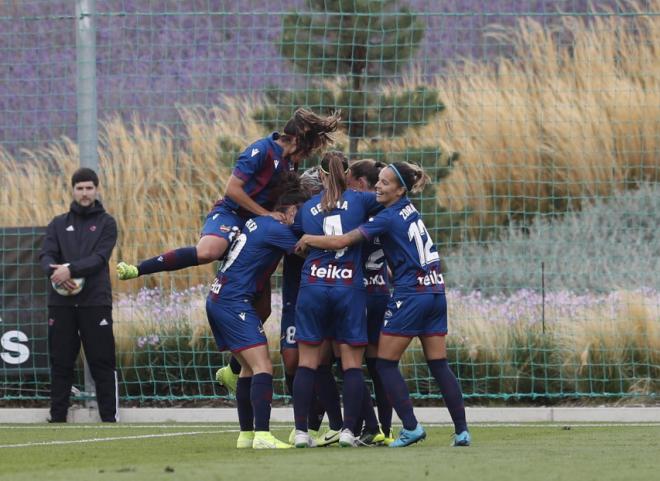 Las chicas de María Pry celebran un gol (Foto: Levante UD).