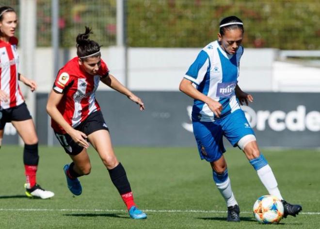 La jugadora del Athletic Lucía García persigue a una jugadora del Espanyol en el Dani Jarque.
