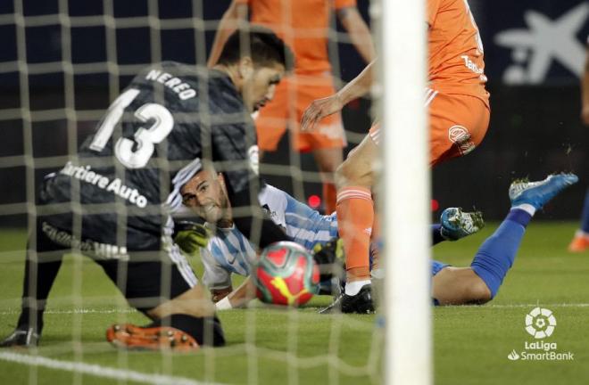 Champagne detiene el disparo de Sadiku en el Málaga-Real Oviedo (Foto: LaLiga).