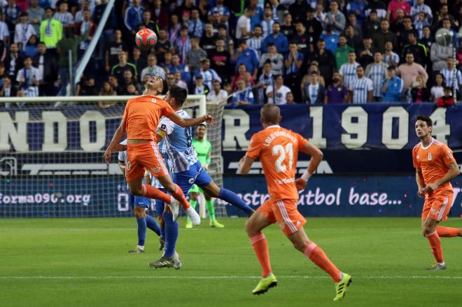 Disputa por un balón aéreo en el Málaga-Real Oviedo (Foto: Paco Rodríguez).