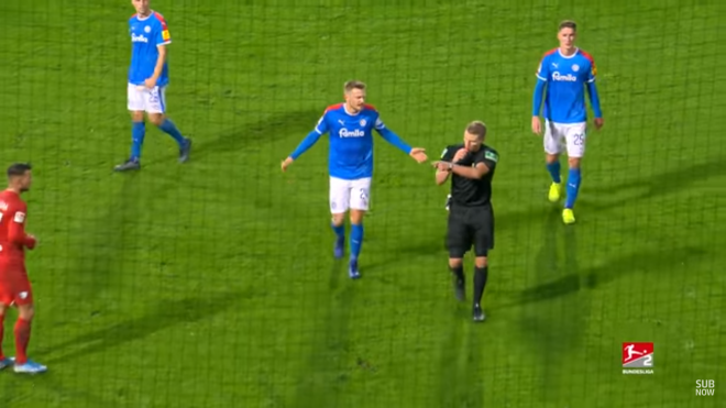 El árbitro señala penalti en el Kiel-Bochum.