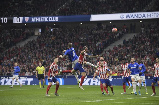 Iñigo Martínez remate de cabeza un córner lanzado desde la derecha en el Wanda (Fotos: Athletic club).