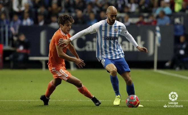 Mikel Villanueva se lleva un balón ante Sangalli (Foto: LaLiga).