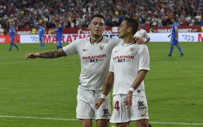 Chicharito celebra un gol con Ocampos (Foto: Kiko Hurtado).