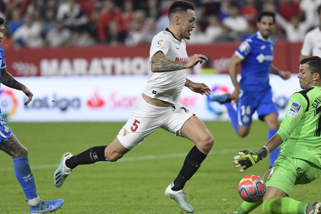 Lucas Ocampos se va de David Soria para marcar su gol en el Sevilla-Getafe (Foto: Kiko Hurtado).