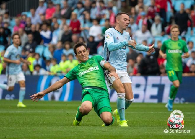 Aspas pelea por un balón durante el Celta-Real Sociedad (Foto: LaLiga).