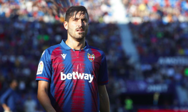 Campaña, jugador con más pases clave en Comunio, durante un lance del Levante-Espanyol (Foto: LaLiga).