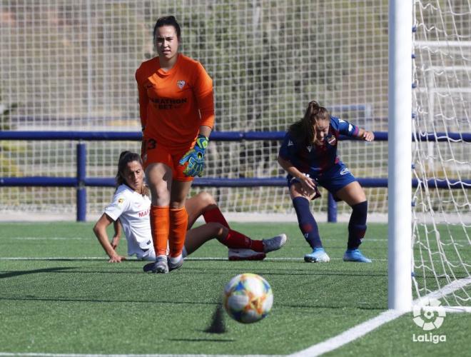 Maite Albarrán lamenta su gol en propia puerta en el partido del Sevilla Femenino (Foto: LaLiga).