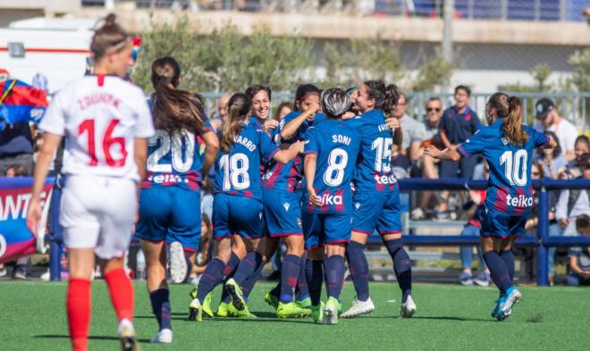 El Levante Femenino celebra un gol contra el Sevilla. (Foto: Levante UD)