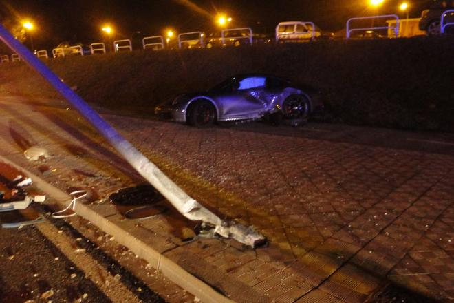 Así quedó el coche de Rubén García tras su accidente en Pamplona (Foto: @PamplonaIrunaPM)