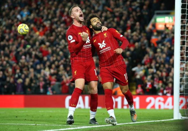 Jordan Henderson y Mo Salah celebran un gol al Tottenham.