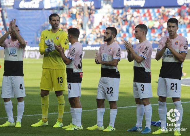 Los jugadores del Espanyol, poco antes del inicios del duelo ante el Levante (Foto: LaLiga).
