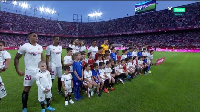 El Sevilla inventó al palco a Nacho, un niño con cáncer que saltó al campo junto a Diego Carlos.