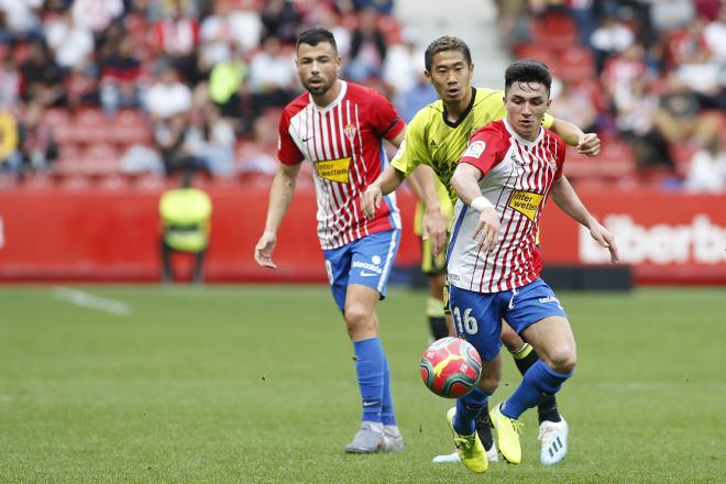 Kagawa trata de detener a Manu García en el partido entre el Sporting de Gijón y el Real Zaragoza (Foto: Luis Manso).
