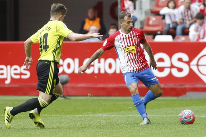 Aitor García en el partido del Sporting ante el Zaragoza (Foto: Luis Manso).