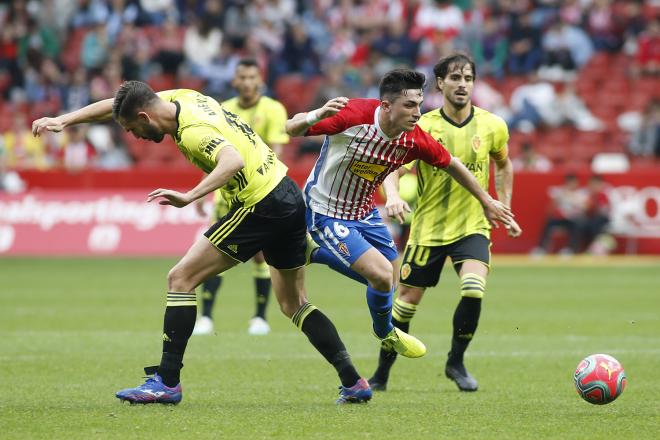 Pichu Atienza defiende a Manu García en el encuentro Sporting-Zaragoza disputado en El Molinón (Foto: Luis Manso).