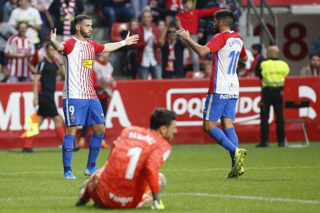 Álvaro Vázquez celebra su gol con el Sporting en el partido ante el Zaragoza (Foto: Luis Manso).