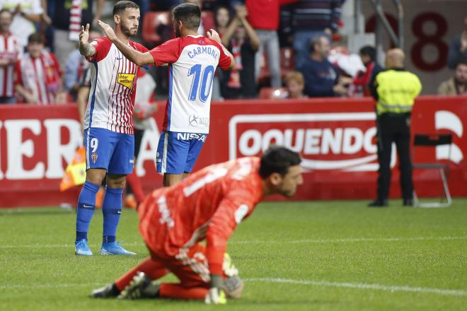 Jugadores del Sporting celebran un gol anotado en El Molinón (Foto: Luis Manso).