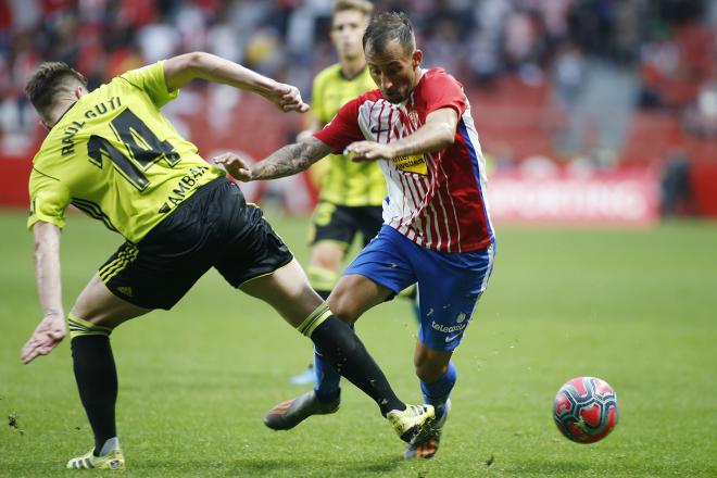 Aitor García, durante un lance del Sporting-Zaragoza (Foto: Luis Manso).