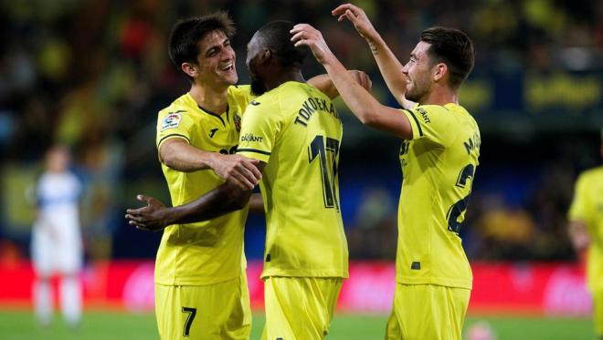 Gerard Moreno, Ekambi y Moi Gómez celebrando un tanto (Foto: EFE).