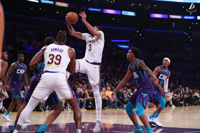 Anthony Davis, a punto de encestar en la victoria de los lakers (Foto: @Lakers).