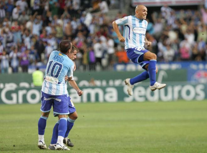 Apoño y Manolo, de corto con el Málaga celebrando un gol.