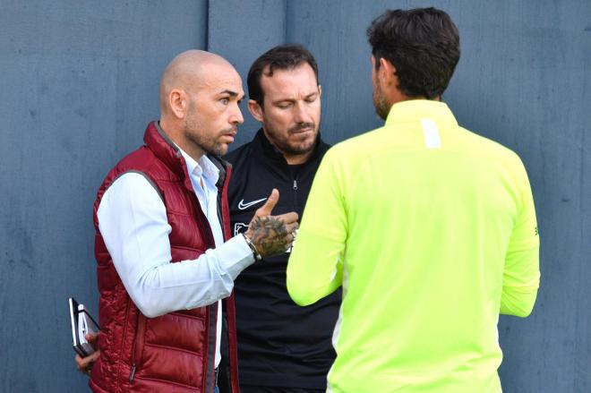 Manolo Gaspar, nuevo director deportivo, charla con Víctor y Josemi en una foto reciente.