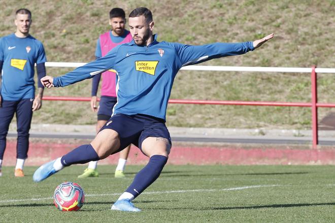 Álvaro Vázquez, en un entrenamiento del Sporting en Mareo (Foto: Luis Manso).