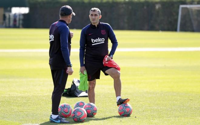 Ernesto Valverde, en un entrenamiento del Barcelona (Foto: FCB). .