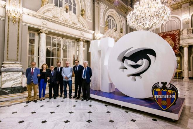 El Levante inaugura la exposición en honor a su 110 años de historia con Quico Catalán a la cabeza (Foto: Levante UD).