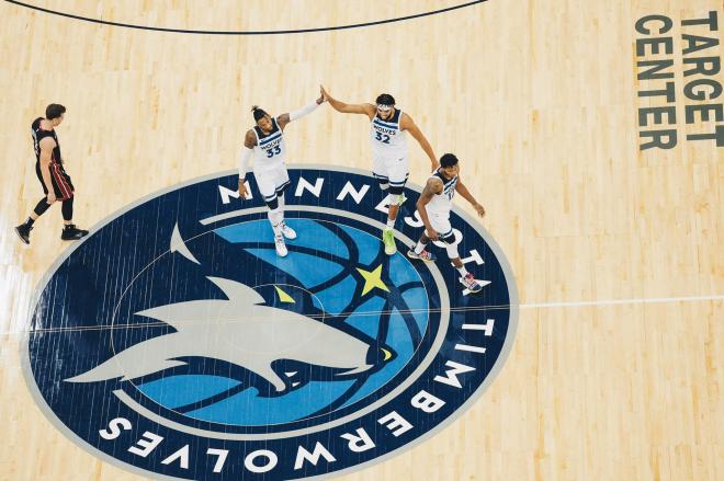 Los jugadores del Timberwolves celebran la victoria en la NBA frente a los Heat de Miami (Foto: @Timberwolves).