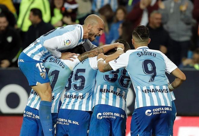 Mikel Villanueva celebra un gol ante el Oviedo con sus compañeros (Foto: Málaga CF).
