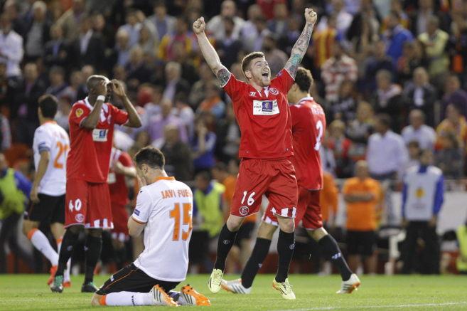 Una dolorosa imagen del Valencia-Sevilla (Foto: EFE)
