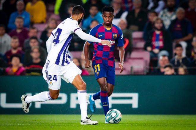 Ansu Fati encara a Joaquín en el duelo del Barcelona ante el Valladolid.