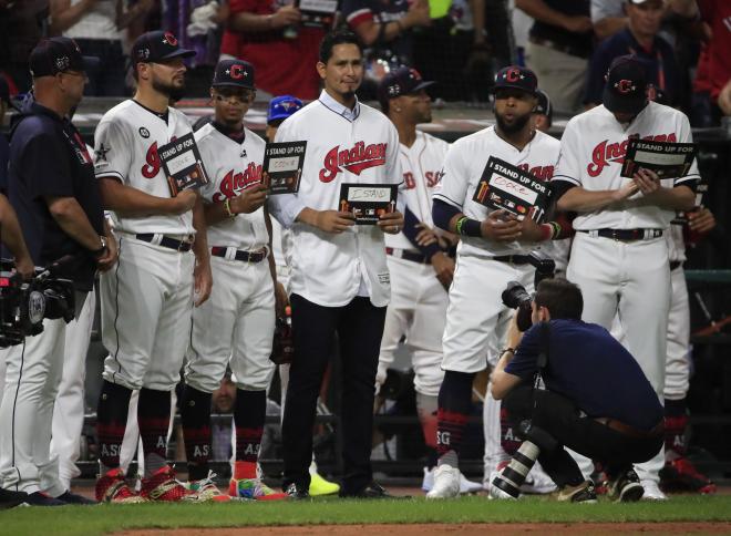 Carlos Carrasco (c), que lucha contra la leucemia, junto a sus compañeros de equipo (Foto: EFE).