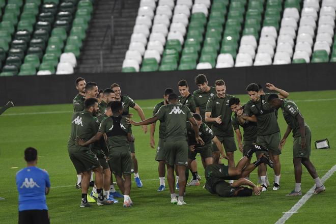 Entrenamiento del Betis, en el Benito Villamarín. (Foto: Kiko Hurtado).