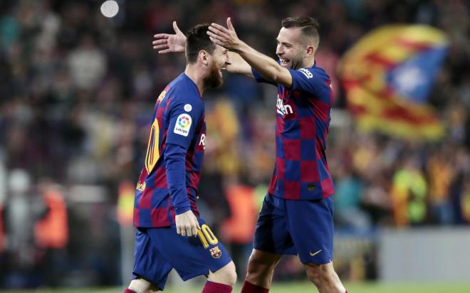 Jordi Alba celebra con Messi uno de los goles de Leo.