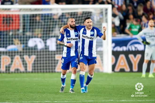 Lucas Pérez y Aleix Vidal celebran el gol del gallego en el Alavés-Atlético (Foto: LaLiga).