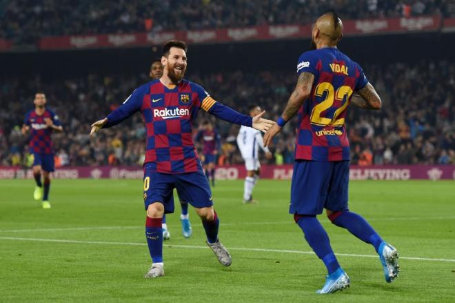 Messi celebra con Arturo Vidal el gol del chileno ante el Valladolid.